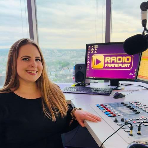 Julia Schwenk im Antenne-Pfalz-Studio