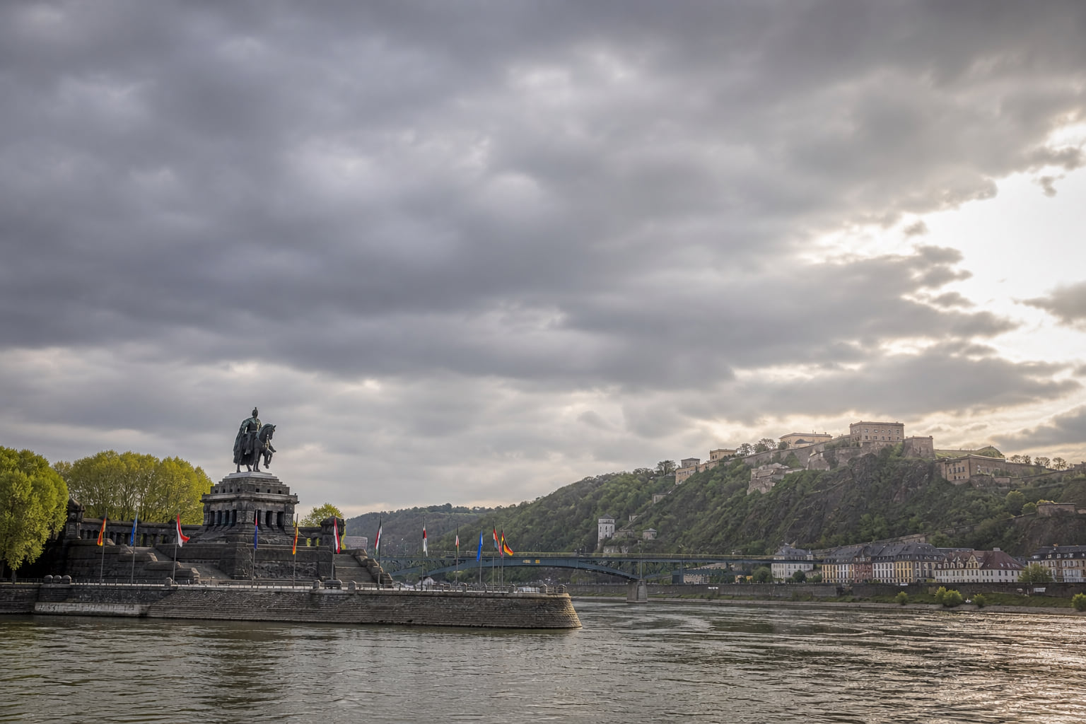 Grauer Vorhang übers Wochenende – Koblenz wartet auf die Sonne